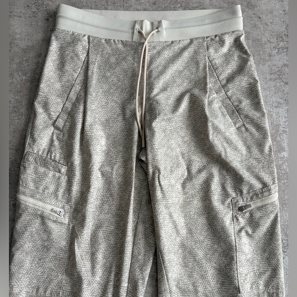 Athleta SET(2) NWOT Venture Printed Viper Gray, Brooklyn Textured Pants Size 2 - Picture 4 of 16